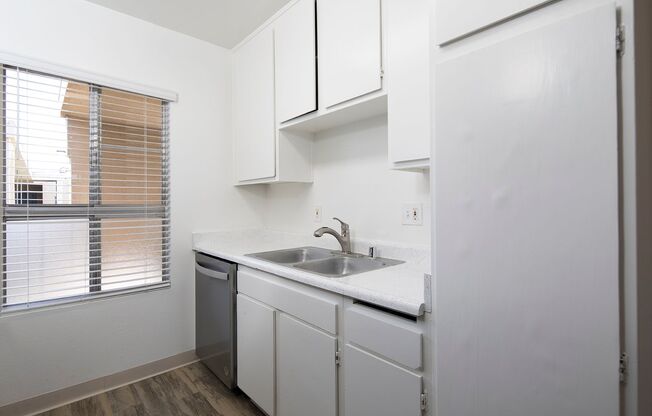 1 bed, 1 bath, 560 sqft, $1,750, Unit 33