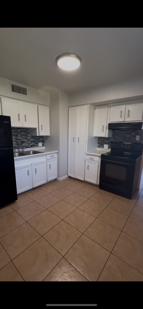 2 beds, 1 bath, 810 sqft, $1,195, Unit 01