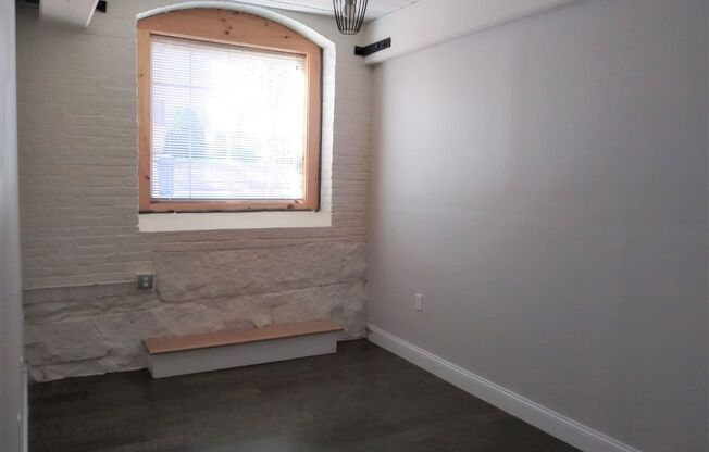 2 beds, 1 bath, 831 sqft, $2,100, Unit 102
