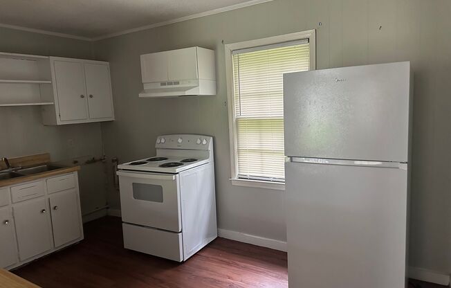 3 beds, 1 bath, $875