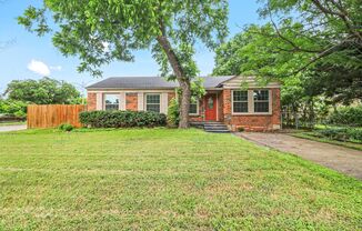 Charming 3/2 Residence in Dallas: Embrace Comfort and Convenience **MOVE-IN SPECIAL**