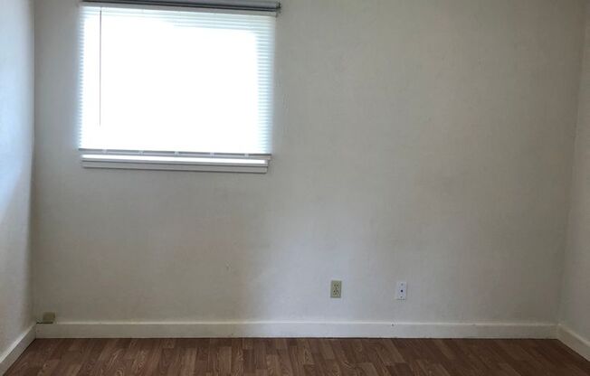 2 beds, 1 bath, $800, Unit Apt 2