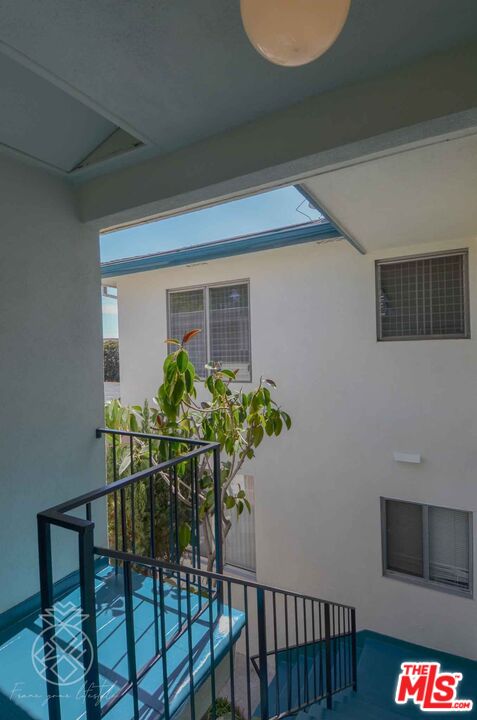 2260 FOX HLS DR