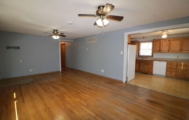 Amazing 4 bedroom 2 bathroom house located in quiet Manhattan neighborhood