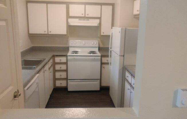 2 beds, 1 bath, $1,600, Unit 121