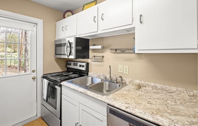 2 beds, 1 bath, $1,595, Unit Apt #3