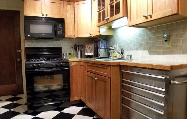 Studio, 1 bath, 550 sqft, $1,525, Unit Apt. 1E (Furnished)