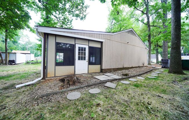 E. Charlotte - 3br 2ba Ranch w/Sunroom