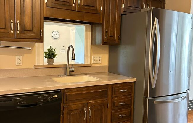 Spacious Colonial For Rent in Lyndhurst