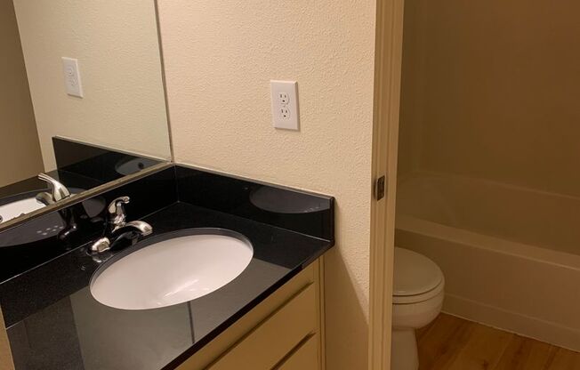 2 beds, 1.5 baths, 940 sqft, $1,705, Unit 0142
