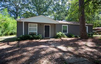 ** 3 Bed 1 Bath located in Forrest Hills ** Call 334-366-9198 to schedule a viewing