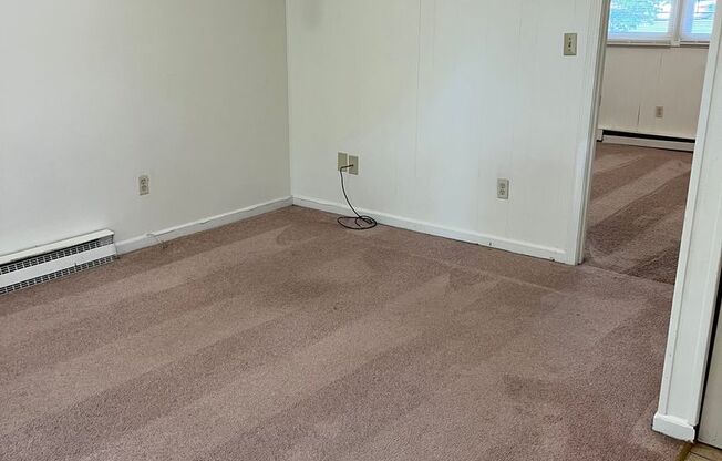 1 bed, 1 bath, 500 sqft, $1,130, Unit R-2