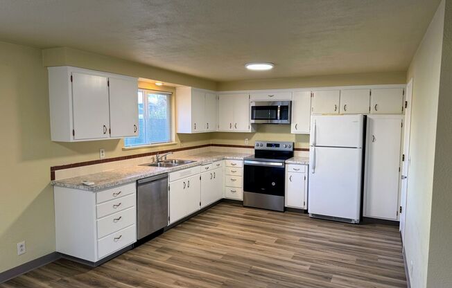 2 beds, 1 bath, $1,495, Unit 2557 Cheryl St