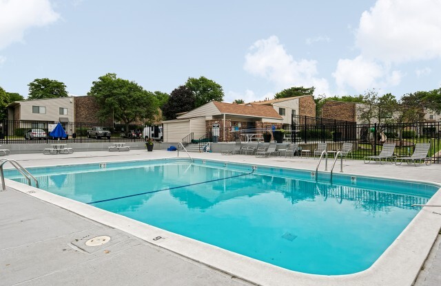 Outdoor Pool | Woodridge Rentals | The Townhomes at Highcrest