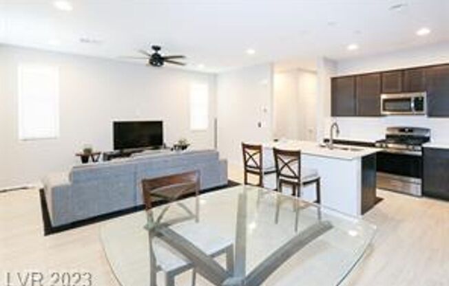 3 Bedroom townhome near Henderson Hospital.  Galleria Mall, Sunset Station and many restaurants within a 2 mile radius