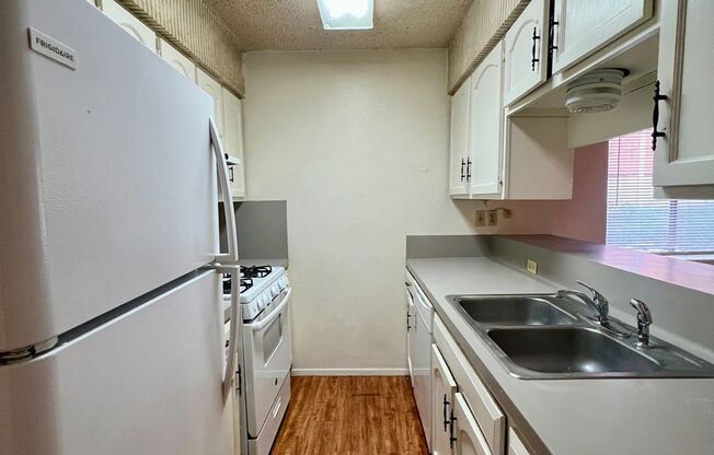 2 beds, 1 bath, 864 sqft, $1,175