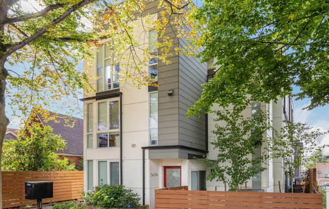 Stunning 2 bedroom w/rooftop deck in Beacon Hill!