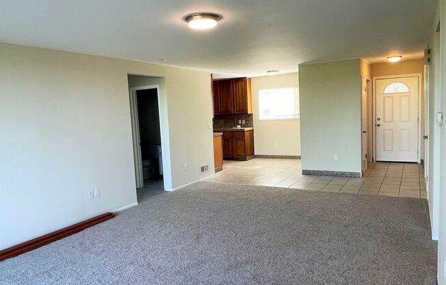 Beautiful 3 bedroom, 2 bathroom home in duplex with large deck for rent