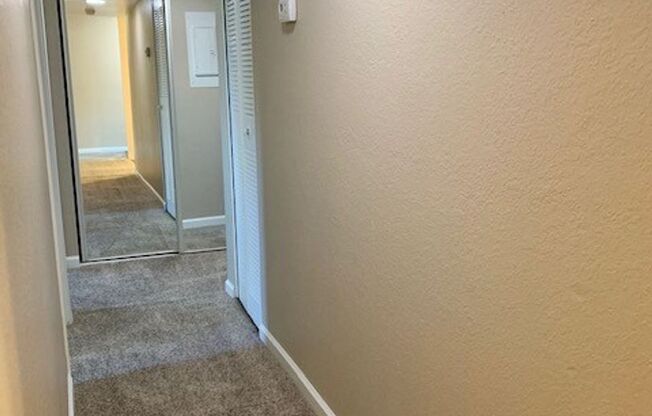 2 beds, 1 bath, 861 sqft, $1,725, Unit 32