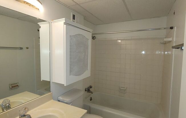 2 beds, 2 baths, 925 sqft, $1,200, Unit 222