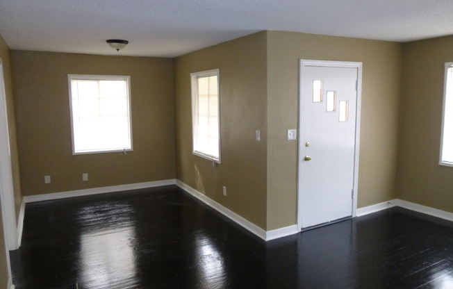 3 beds, 1 bath, $1,100