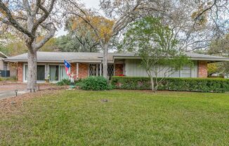 BEAUTIFUL SINGLE-STORY HOME IN MACARTHUR PARK