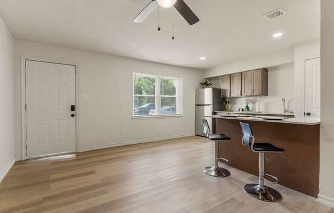 1 bed, 1 bath, 570 sqft, $950, Unit 82-102