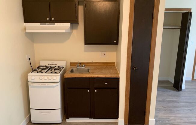 Studio, 1 bath, $725, Unit 08