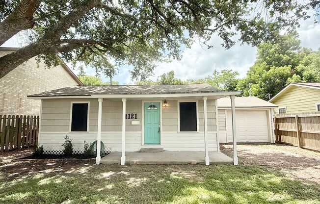 Adorable 2/1/1 Cottage in Angleton!!