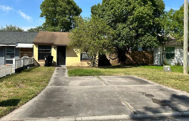Cozy 2/1 Townhome in Orange Park!