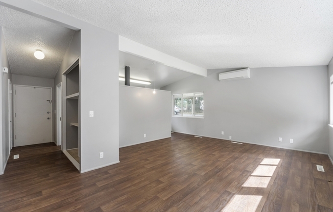 12745 LALA CV LN SE
