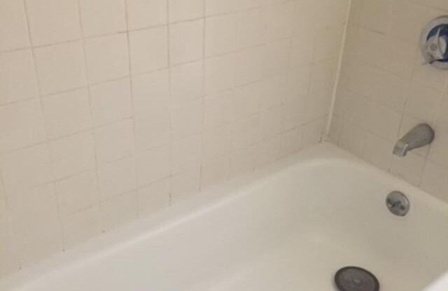 130 Nichols Ave # 3
