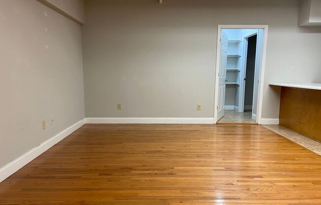 1 bed, 1 bath, 800 sqft, $1,050, Unit Studio 4