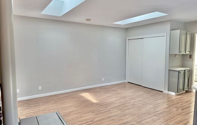 Charming 2 bed, 1 bath Edmonds Apartment Home $2300/mo.