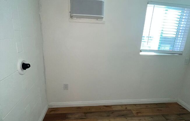 1 bed, 1 bath, $985, Unit B