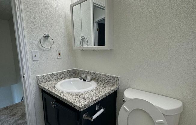 2 beds, 1 bath, 840 sqft, $1,300, Unit 687