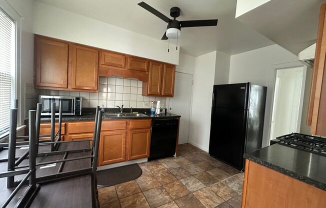 2 beds, 1 bath, 1,100 sqft, $1,300