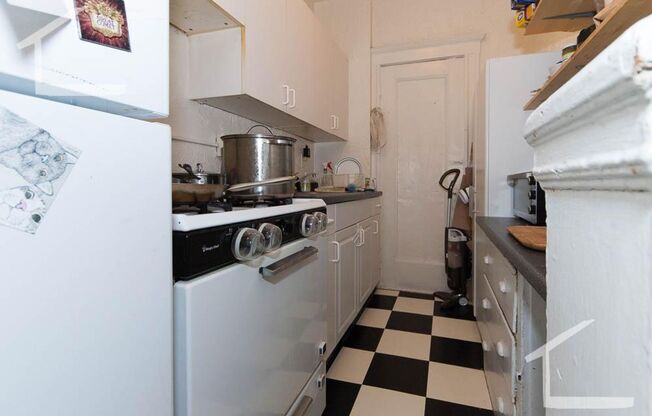 2 beds, 1 bath, $2,900, Unit 7B