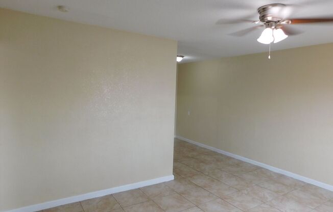 One-bedroom apartment -MOVE IN SPECIAL -  Downtown area -NO PETS - 620 N 16th St