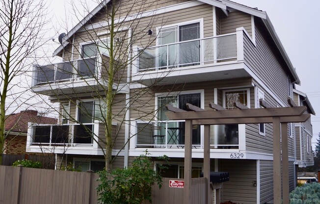 Available! - Immaculate 3 bedroom 2.5 bath Townhome in Fauntleroy