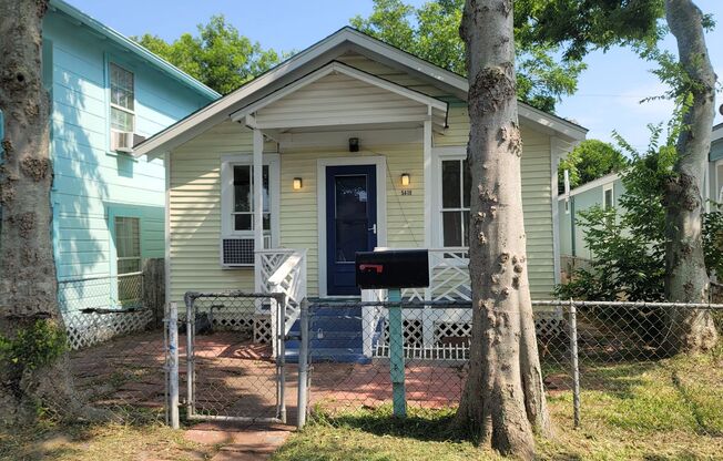 Single family home - 3 bedrooms - Recently Renovated