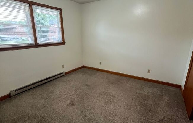 2 beds, 1 bath, 903 sqft, $1,140, Unit M-4