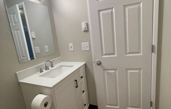 2 beds, 1 bath, 945 sqft, $1,575, Unit 054