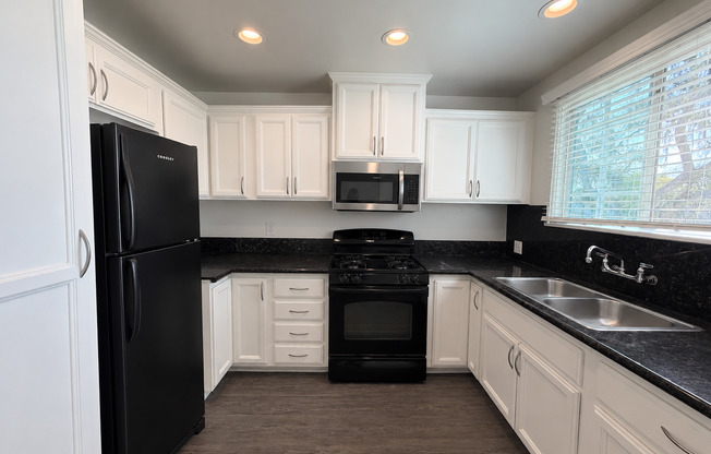 2 beds, 1 bath, 875 sqft, $2,605, Unit VV-351A
