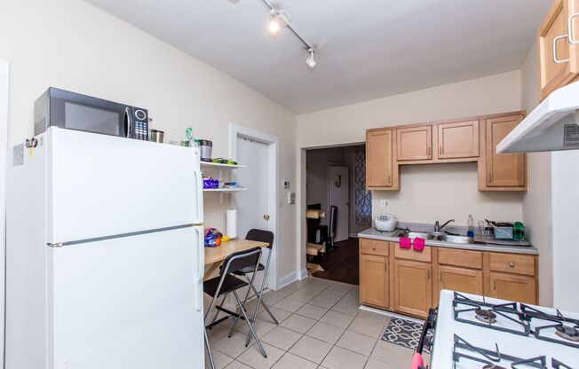 Affordable 2Bed/1bath in Wicker Park!  FREE Laundry!  FREE Internet!  Huge Private Deck!