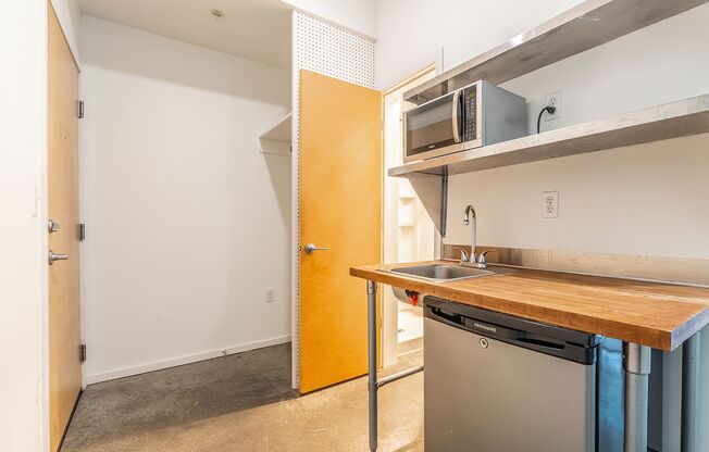 Studio, 1 bath, 196 sqft, $875