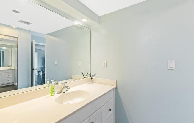 2 beds, 2 baths, 1,100 sqft, $2,000