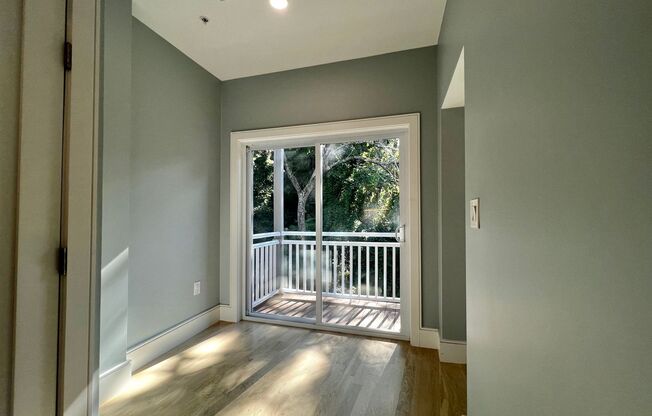 Luxury 4 Bed/2 Bath, LAUNDRY IN-UNIT, Newly Renovated, Private Porch, Washington Square