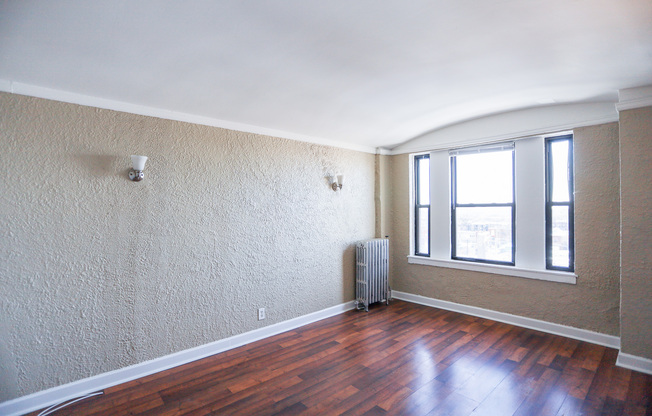 1061 W ROSEMONT