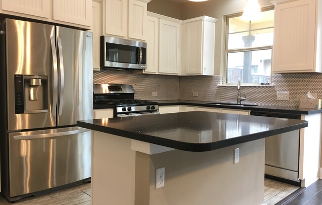 BEAUTIFUL TOWNHOUSE IN CRESTVIEW